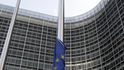 Evropská komise - vlajky na půl žerdi