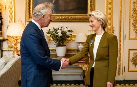 Poprask ve Windsoru: Král Karel III. pozval šéfku eurokomise na čaj. Kdo za to může?