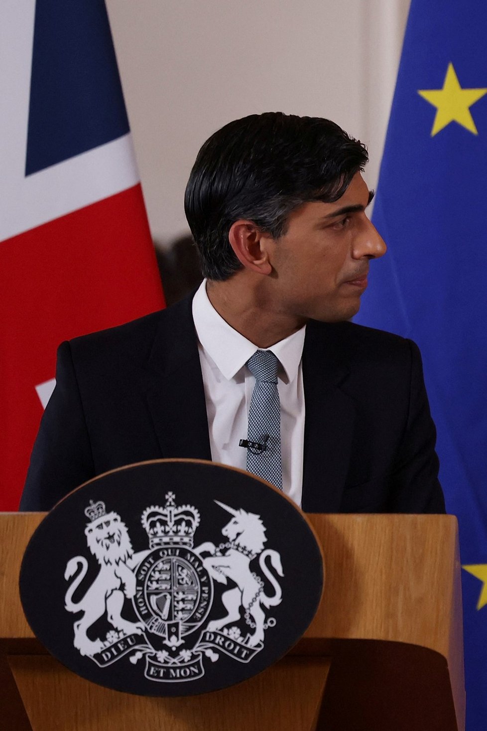 Britský premiér Rishi Sunak po podpisu nové brexitové dohody.