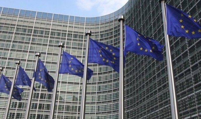 Evropská komise žaluje Česko a sedm dalších zemí kvůli směrnici o ochraně whistleblowerů