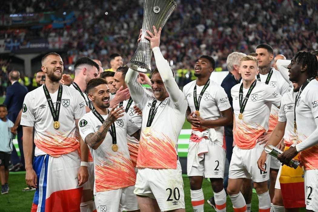 Hráči West Hamu se radují z vítězství ve finále Evropské konferenční ligy 2023!