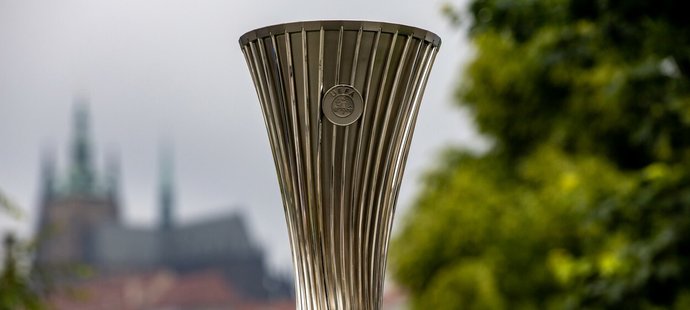 Pohár pro vítěze Evropské konferenční ligy zavítal do Prahy.