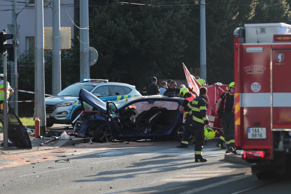 Vážná havárie na Evropské, řidič narazil do zábradlí a do sloupu.