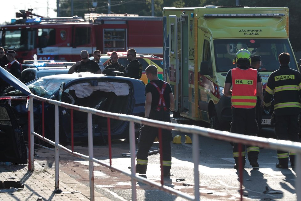 Vážná havárie na Evropské, řidič narazil do zábradlí a do sloupu.