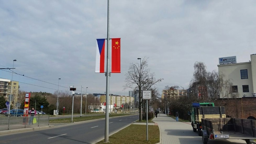 České a čínské vlajky na jedné z nejrušnějších tříd v Praze. Výzdobu na Evropské posvětil magistrát.