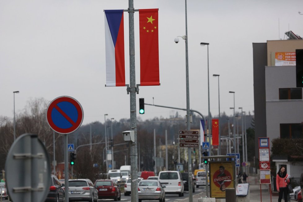 Čínský prezident bude v Praze jako doma. Vítají ho vlajky i billboardy.