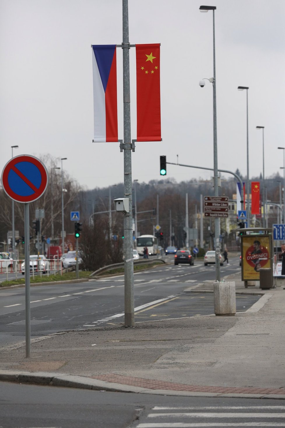 Čínský prezident bude v Praze jako doma. Vítají ho vlajky i billboardy.