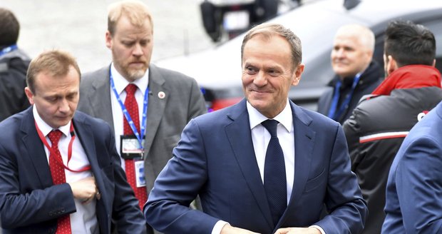 Tusk zhatil práci špionů a musí k výslechu. Je to kvůli Smolensku?  