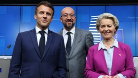 Emmanuel Macron, Charles Michel, Ursula von der Leyenová na Evropské radě (červen 2022).