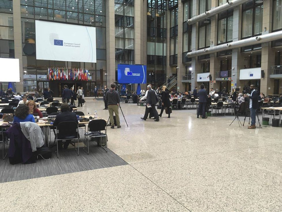 Takhle vypadá zákulisí Evropské rady. Její zasedání poprvé proběhlo v budově Europa.