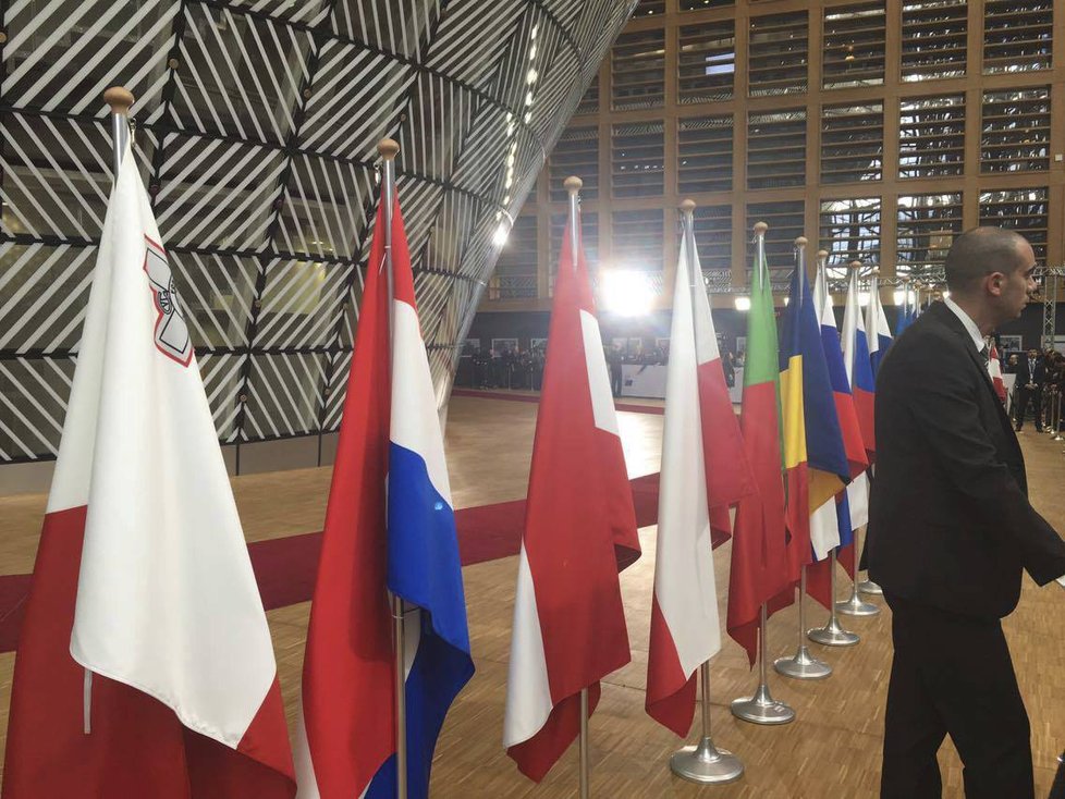 Takhle vypadá zákulisí Evropské rady. Její zasedání poprvé proběhlo v budově Europa.