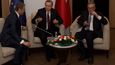 Tusk, Erdoğan, Juncker: jindy seděl šéf Komise s prezidenty.