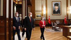 Turecký trapas s křesly jen pro muže má dohru. Šéf Evropské rady prý nemůže klidně spát
