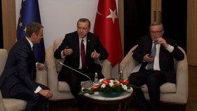 Tusk, Erdoğan, Juncker: jindy seděl šéf Komise s prezidenty.