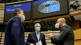 Maroš Šefčovič, Michel Barnier a Charles Michel v Evropském parlamentu.