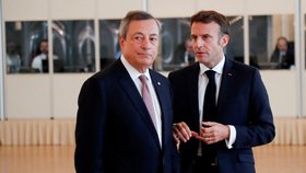 Mario Draghi (Itálie) a Emmanuel Macron (Francie) ve Španělském sále Pražského hradu.