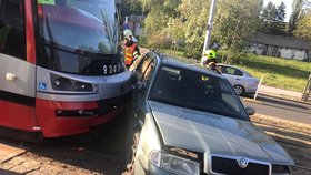 Na Evropské v Praze 6 se srazila tramvaj s osobákem. Řidiče hasiči museli z vozu vyprostit.