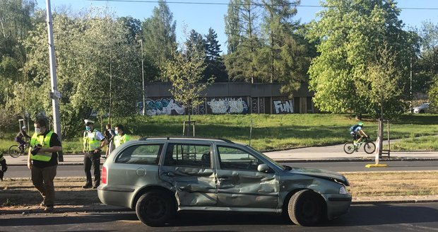 Na Evropské v Praze 6 se srazila tramvaj s osobákem. Řidiče hasiči museli z vozu vyprostit.