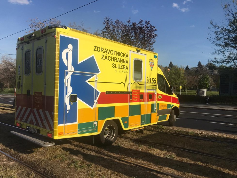 Na Evropské v Praze 6 se srazila tramvaj s osobákem. Řidiče hasiči museli z vozu vyprostit.