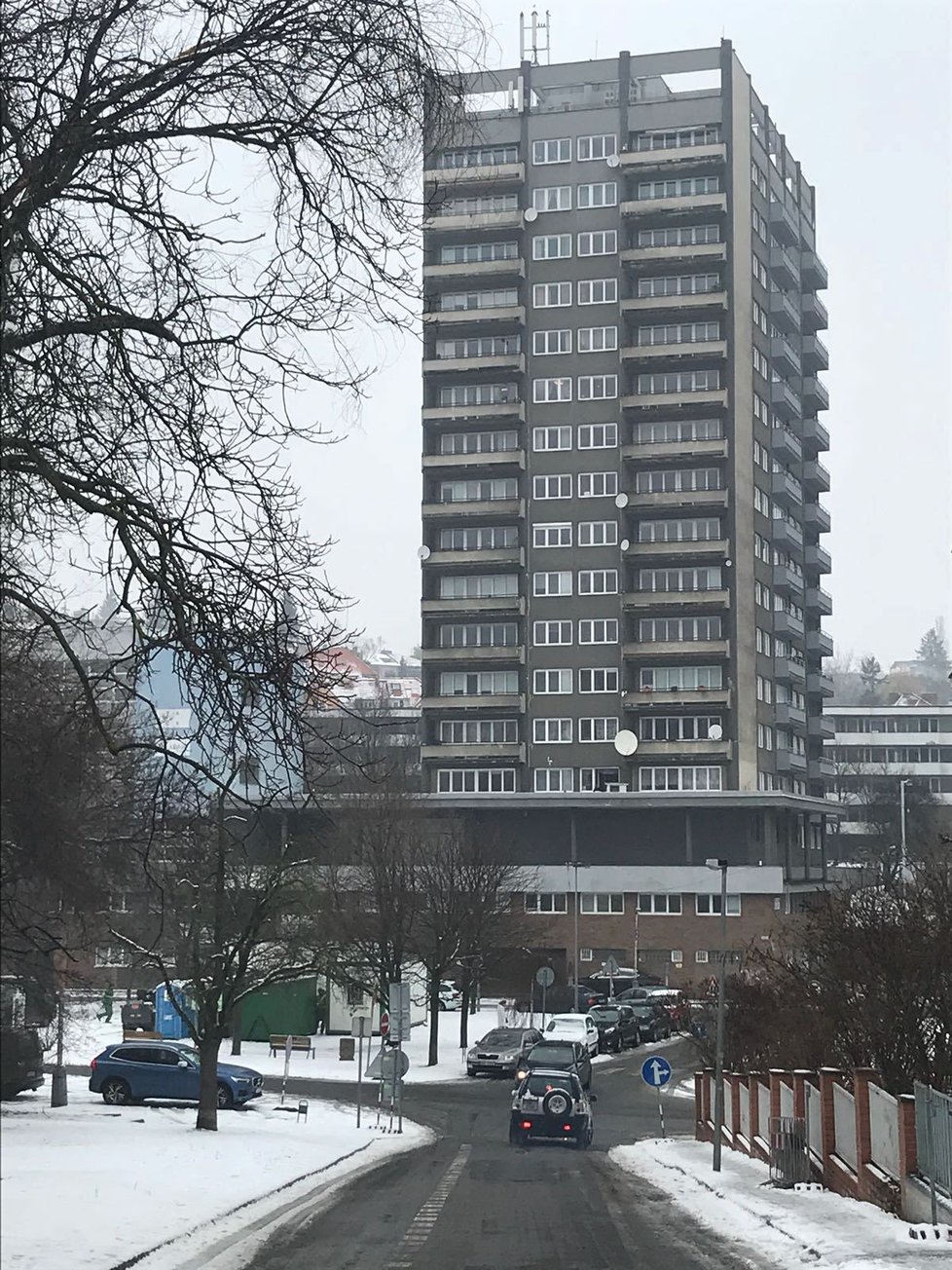 V Evropské ulici na území Prahy 6 došlo k nálezu mrtvého muže, pravděpodobně zemřel po pádu z okna.