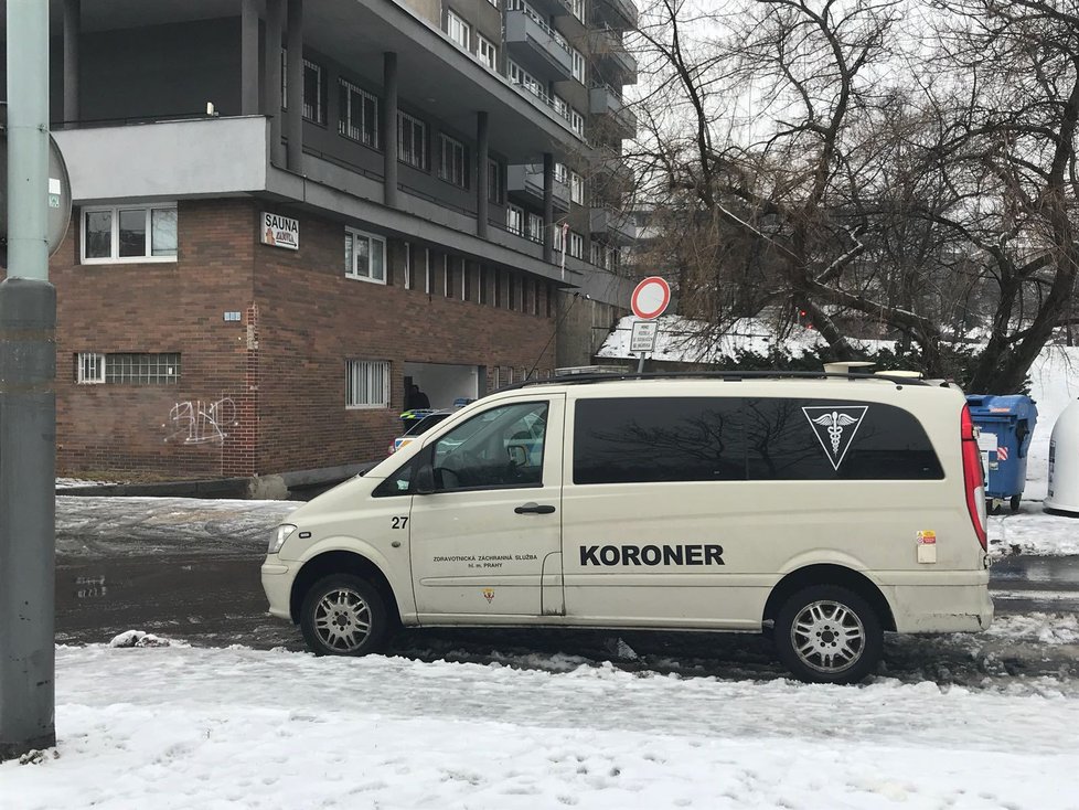 V Evropské ulici na území Prahy 6 došlo k nálezu mrtvého muže, pravděpodobně zemřel po pádu z okna.