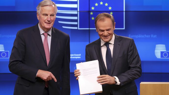 Vrchní vyjednavač Brexitu Michel Barnier předal prezidentu Evropské rady dokument dohody