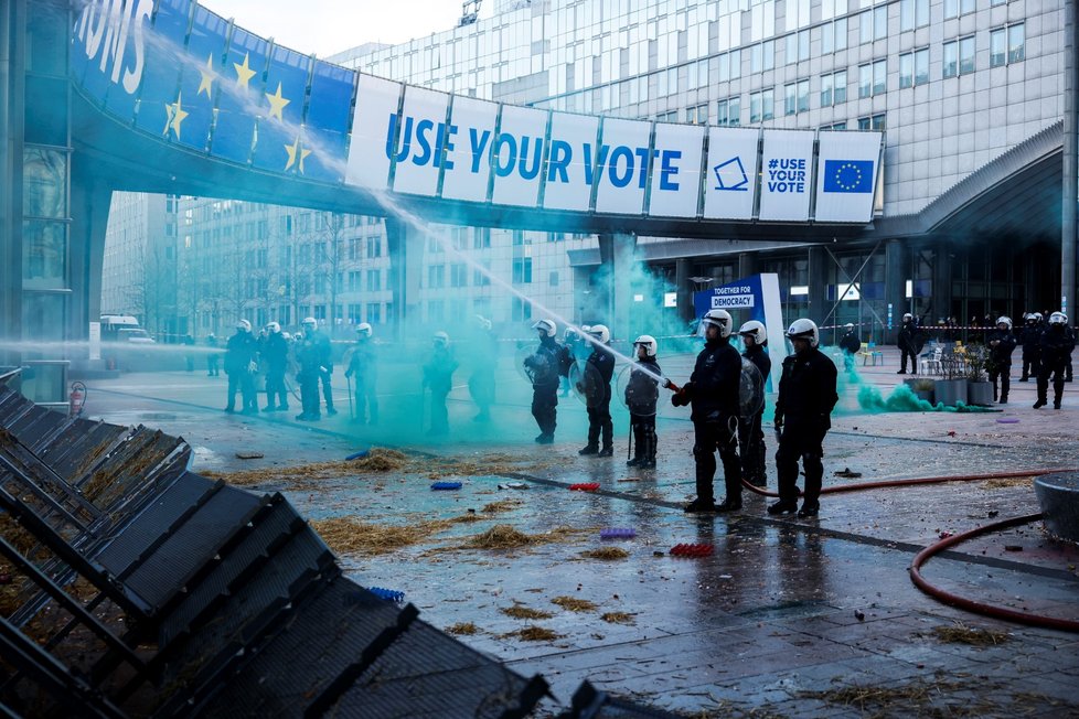 Protest zemědělců před Europarlamentem (1. 2. 2024).