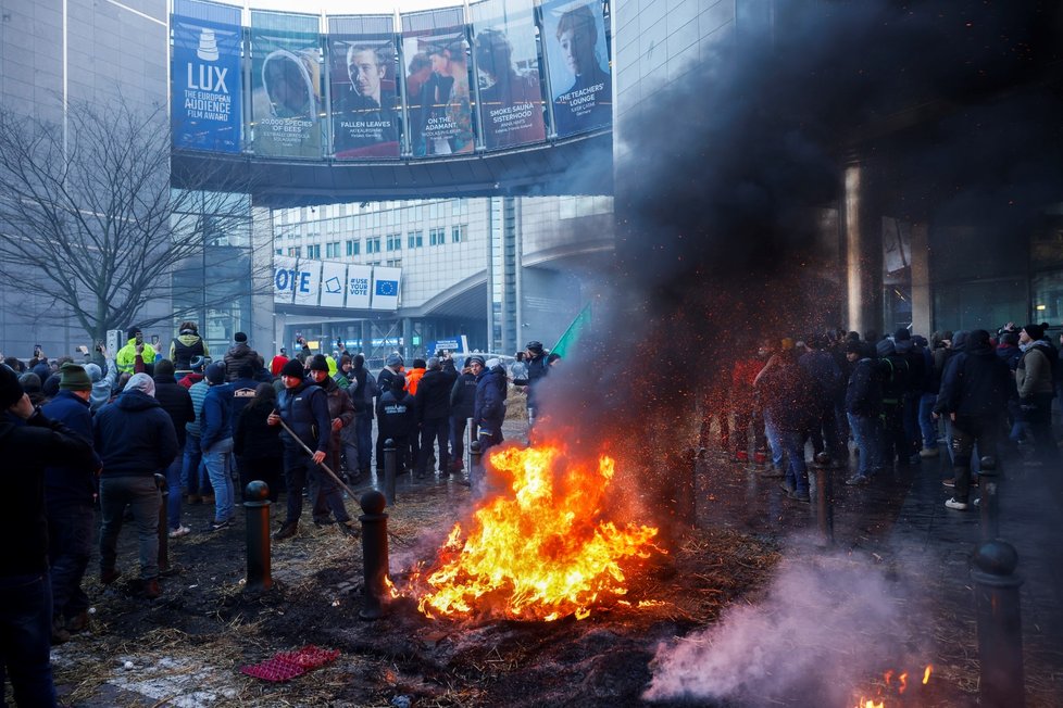 Nespokojení zemědělci před sídlem Europarlamentu zapalovali smetí a pneumatiky (1. 2. 2024).