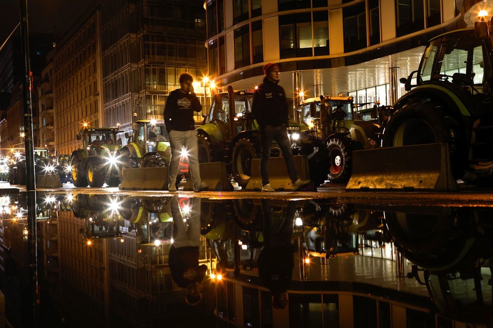 Protestující zemědělci se v Bruselu shromažďovali už za tmy (1. 2. 2024).