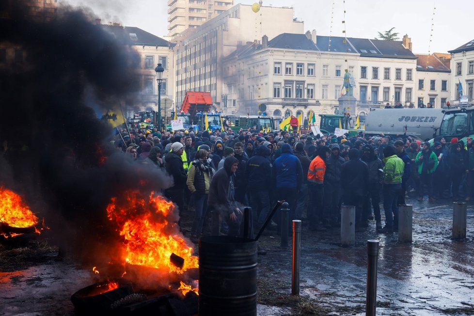 Nespokojení zemědělci před sídlem Europarlamentu zapalovali smetí a pneumatiky (1. 2. 2024).