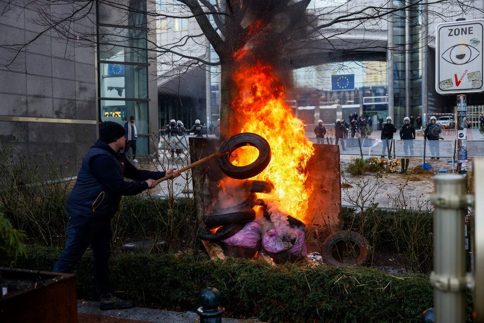 Protestující zemědělci zapalovali pneumatiky a smetí před europarlamentem (1. 2. 2024).