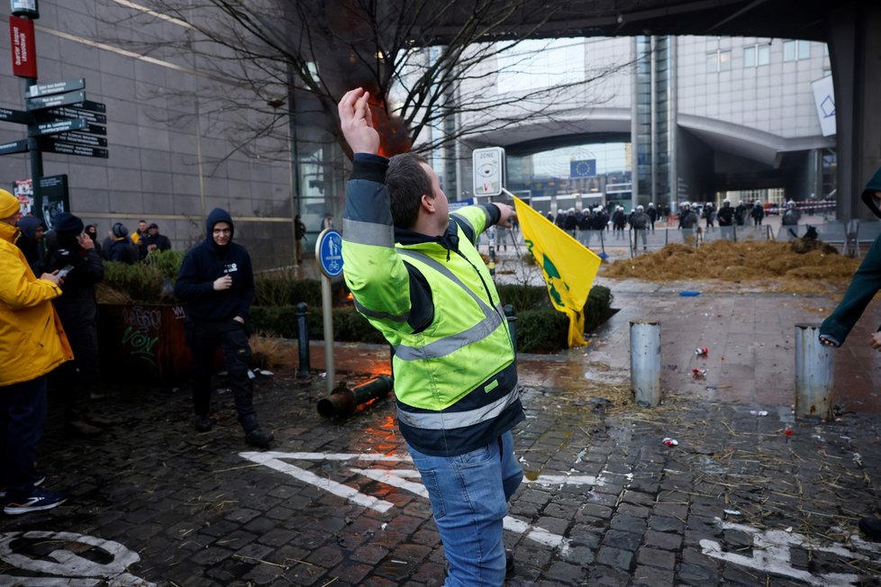 Demonstrant háže vejce na pořádkovou policii (Brusel, 1. 2. 2024).