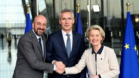 Zleva předseda Evropské rady Charles Michel, uprostřed generální tajemník NATO Jens Stoltenberg a předsedkyně Evropské komise Ursula von der Leyenová v Bruselu (10. 1. 2022)