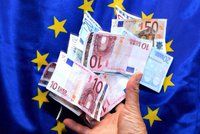 Euro se poprvé za dvacet let propadlo pod dolar. Analytici popsali důvody