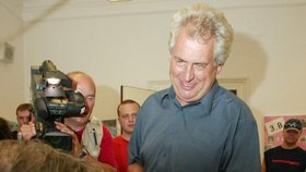 Miloš Zeman hlasuje v referendu o vstupu do EU.