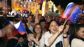 Tisíce Čechů na Staroměstském náměstí v Praze vítaly vstup do EU.