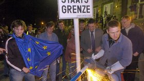 Symbolické ničení hranic po vstupu do EU