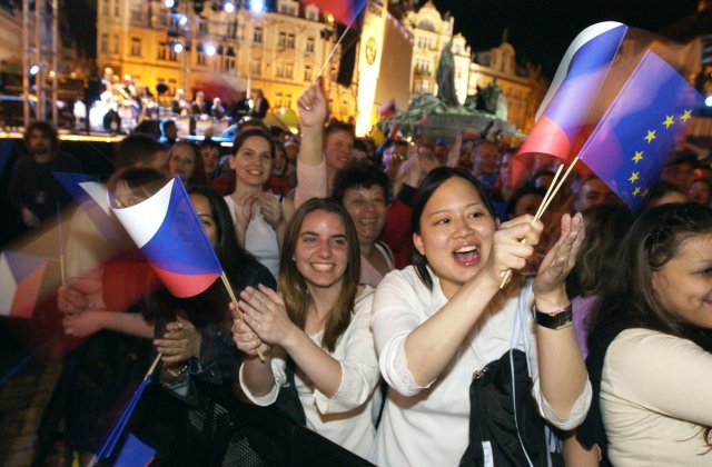 Tisíce Čechů na Staroměstském náměstí v Praze vítaly vstup do EU.