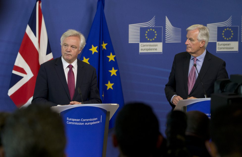 V Bruselu začaly rozhovory o odchodu Velké Británie z Evropské unie. Britský vyjednávač David Davis prohlásil, že s EU hodlá dohodnout nové, hluboké a zvláštní partnerství mezi Británií a jejími evropskými přáteli a spojenci.