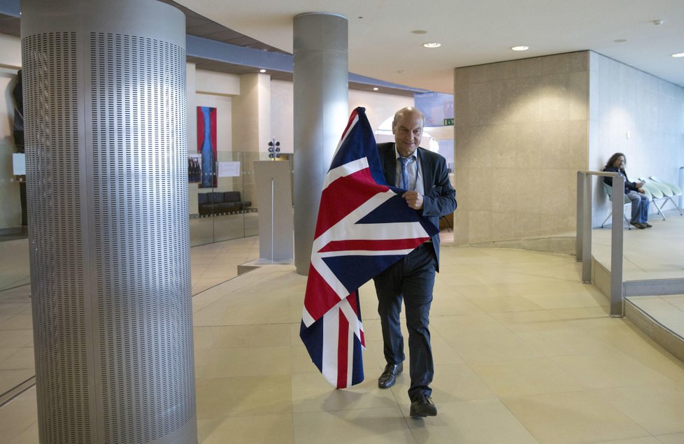 V Bruselu začaly rozhovory o odchodu Velké Británie z Evropské unie. Britský vyjednávač David Davis prohlásil, že s EU hodlá dohodnout nové, hluboké a zvláštní partnerství mezi Británií a jejími evropskými přáteli a spojenci.