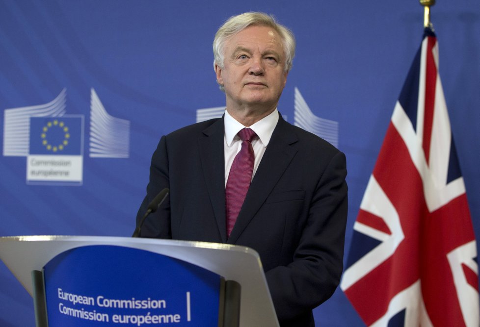 V Bruselu začaly rozhovory o odchodu Velké Británie z Evropské unie. Britský vyjednávač David Davis prohlásil, že s EU hodlá dohodnout nové, hluboké a zvláštní partnerství mezi Británií a jejími evropskými přáteli a spojenci.