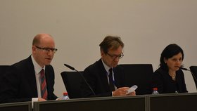 Diplomatická jednání v Bruselu, na snímku eurokomisařka Věra Jourová, premiér Bohuslav Sobotka a velvyslanec Martin Povejšil.