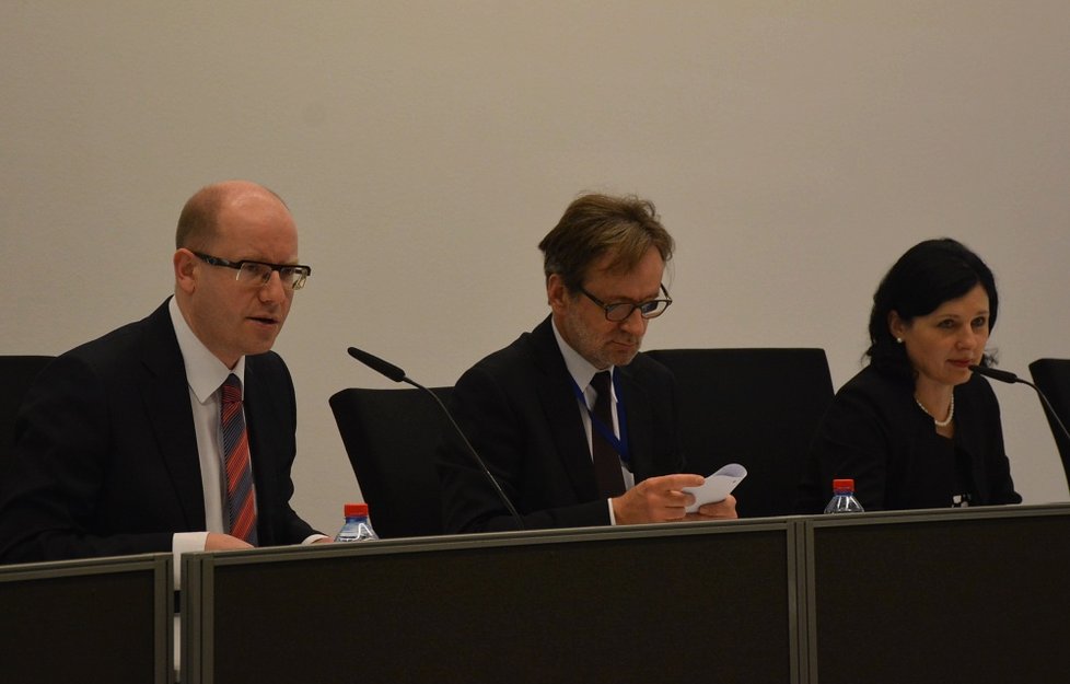 Diplomatická jednání v Bruselu, na snímku eurokomisařka Věra Jourová, premiér Bohuslav Sobotka a velvyslanec Martin Povejšil