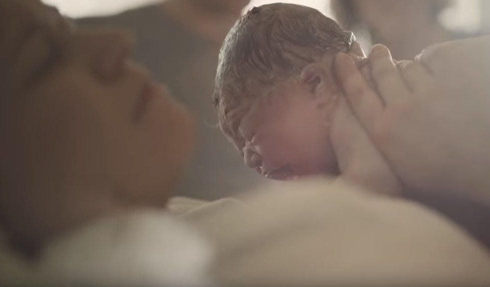 Nové video o porodu má přilákat voliče k evropským volbám.