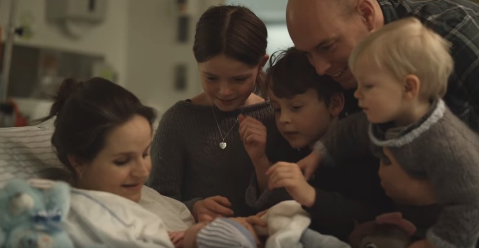 Nové video o porodu má přilákat voliče k evropským volbám.