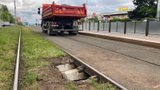 Propad tramvajové trati odřízl Vokovice od zbytku Prahy. Nejde o jediný případ