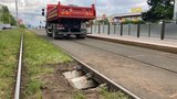 Propad tramvajové trati odřízl Vokovice od zbytku Prahy. Nejde o jediný případ