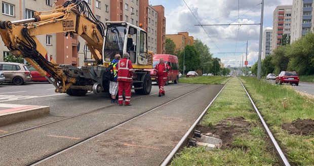 V Evropské ulici došlo k propadu půdy přímo pod tramvajovou tratí. (19. květen 2021)