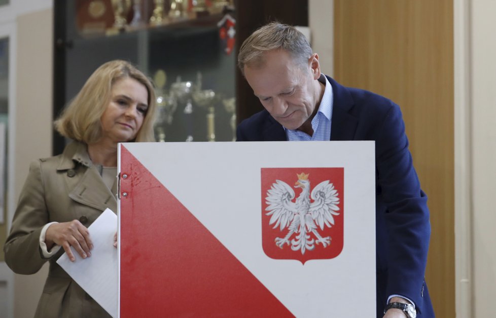 Eurovolby 2019: Šéf Evropské rady Donald Tusk s manželkou Malgorzatou Tuskovou volil v polských Sopotách.