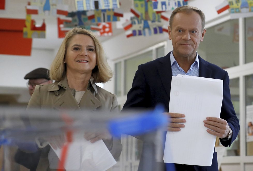 Eurovolby 2019: Šéf Evropské rady Donald Tusk s manželkou Malgorzatou Tusk volil v polských Sopotách